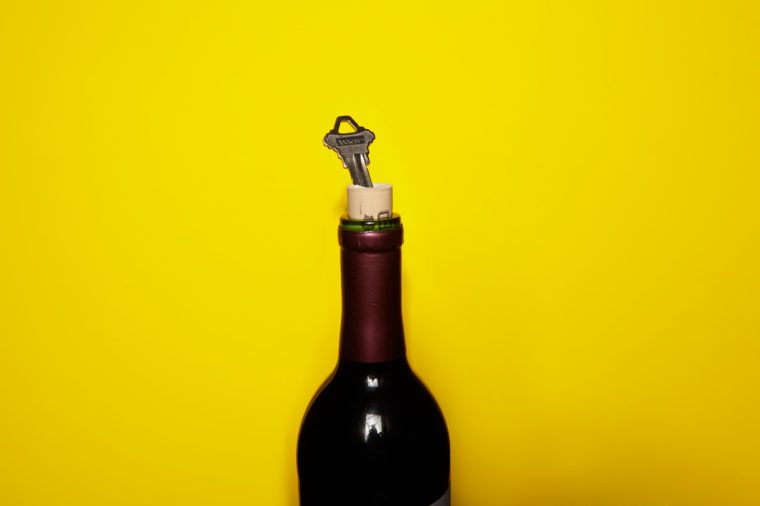 没有开瓶器的情况下 怎么打开一瓶红酒