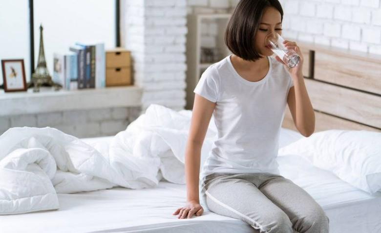 睡前喝水会造成第二天水肿吗