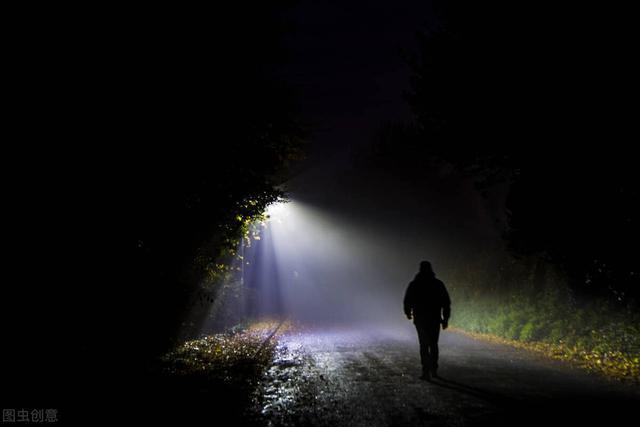 一个人走夜路背景图图片